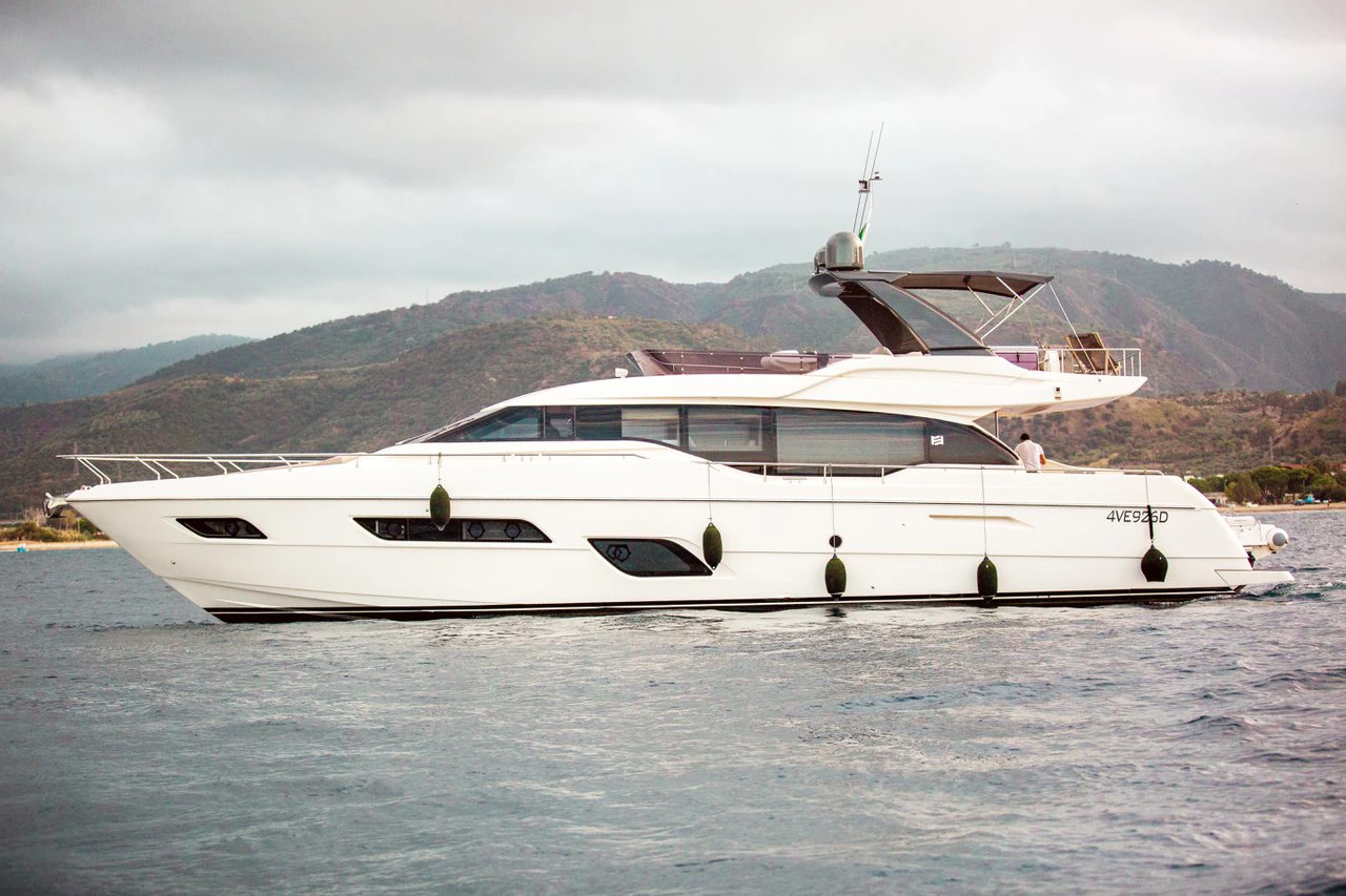 Ferretti 700