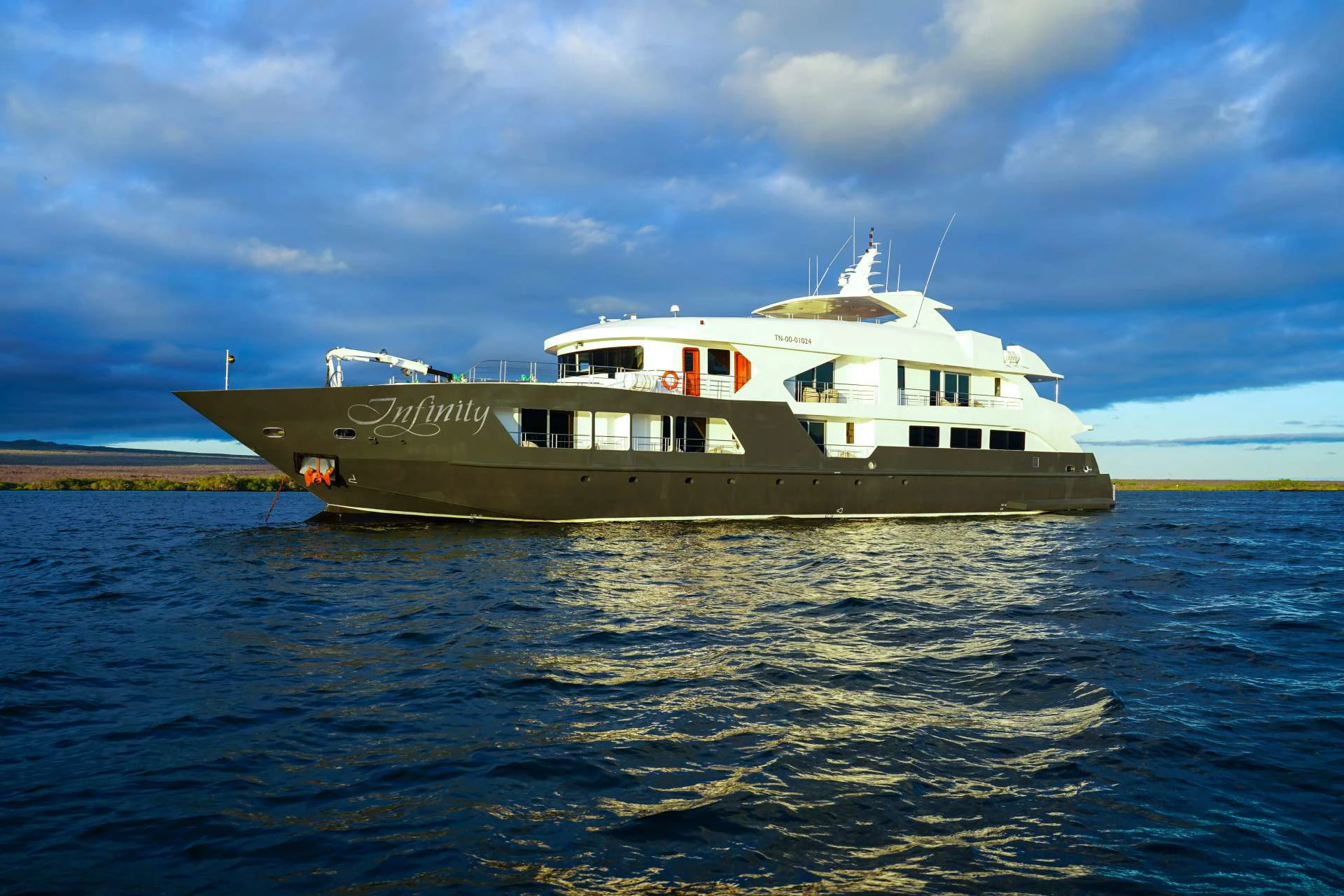 M/Y Infinity