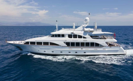 M/Y Aura