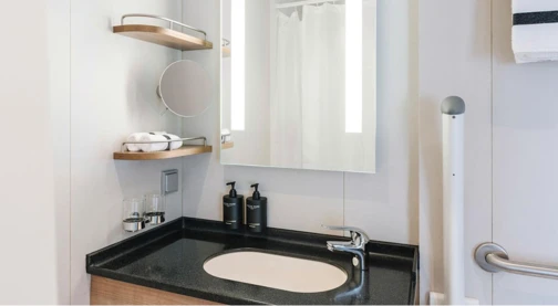Cabina esterna accessibile alle sedie a rotelle con balcone