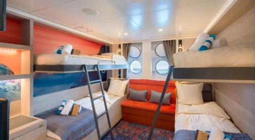 Cabine quadruple avec hublot