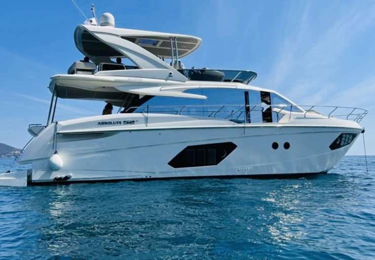Absolute 52 Fly Hyeres harbour | ALMINA