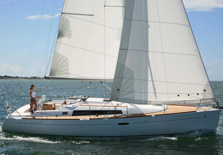 Oceanis 37 Port Hamble Marina | Mischief of Hamble