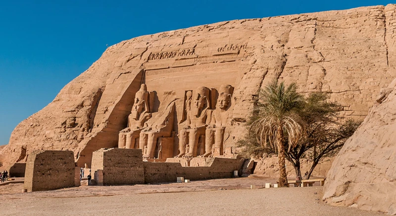 Abou Simbel en avion ou en car