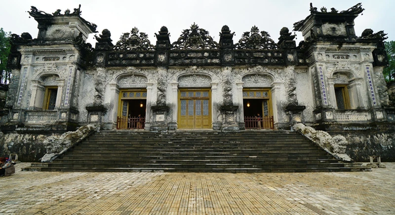 Visite du mausolée de Khai Dinh