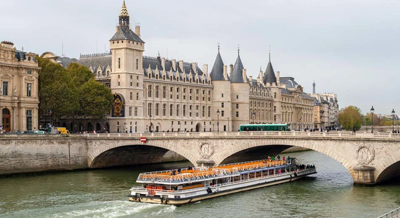 Panoramic Tour of Paris: Stroll along the Seine and its Bridges