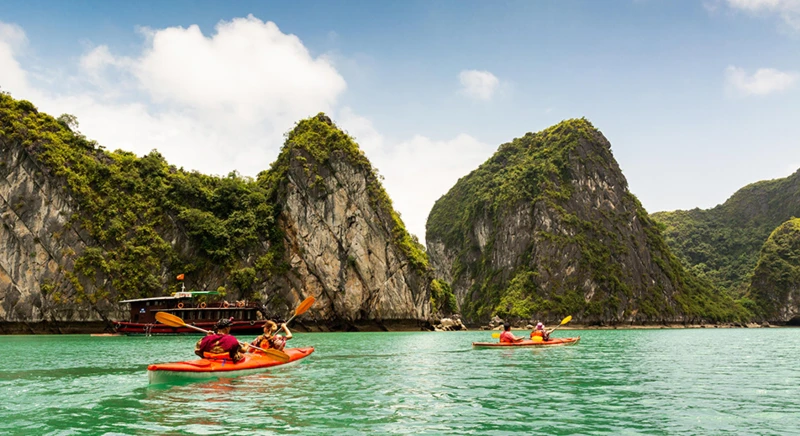 Découvrir le charme caché de la baie d'Halong en kayak