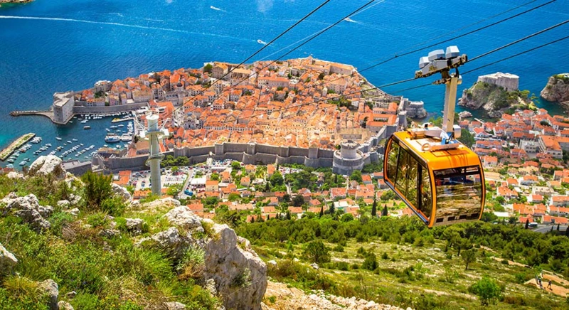 Le téléphérique de la vieille ville à la montagne Srd