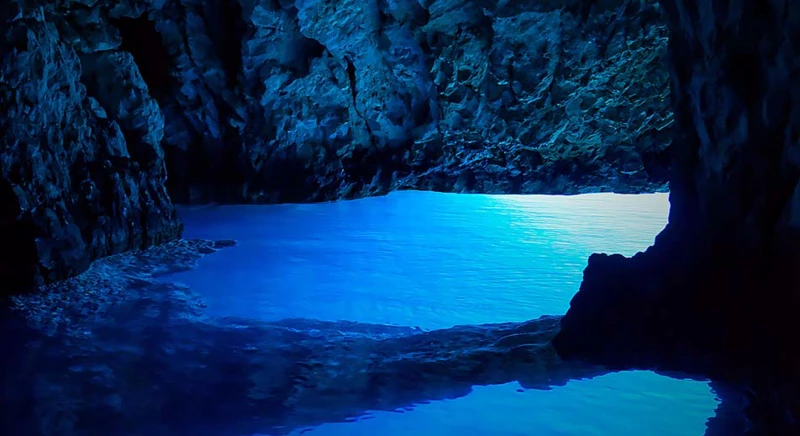 Visite de la grotte bleue de Biševo