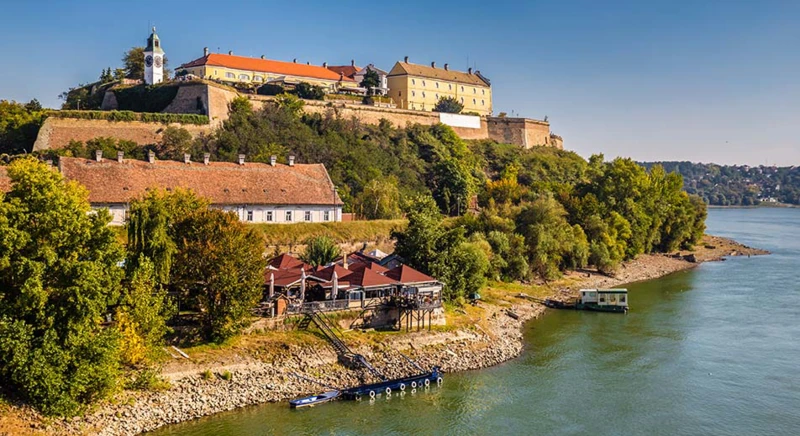 Marche dynamique vers la forteresse Petrovaradin