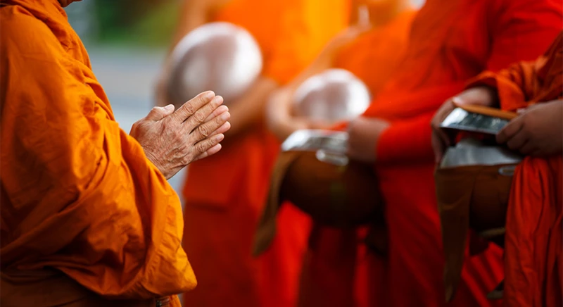 Observation de la cérémonie de remise d'aumônes à Luang Prabang