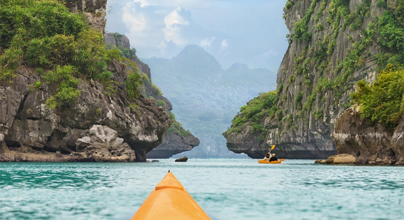 kayak dans la baie de Lan Ha