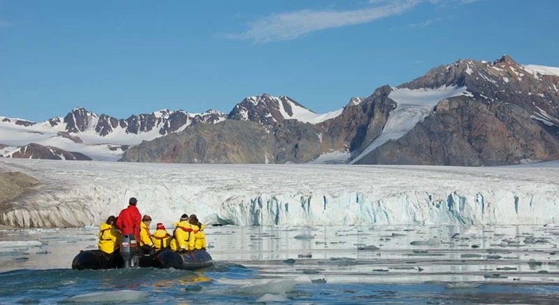 Excursions en zodiac pour visiter les sites naturels et historiques