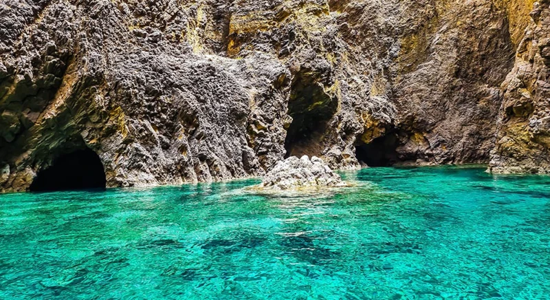 Aventure et découverte : exploration des grottes de Ponza en bateau