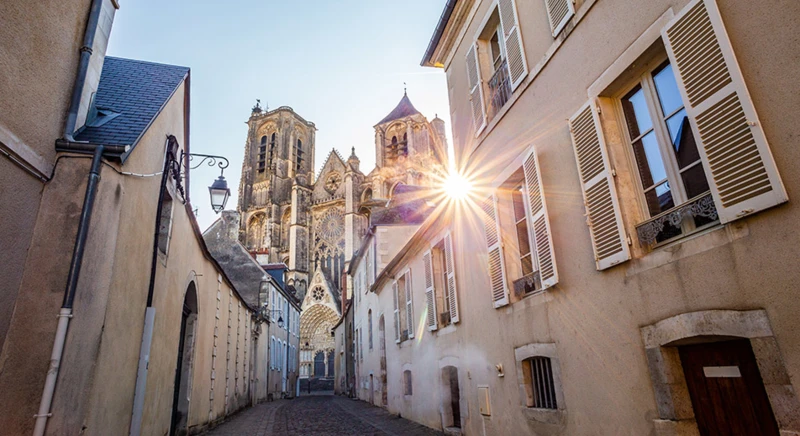 Visite à pied de Bourg, Musée des Carrosses et Citerne de Pétrole de la Seconde Guerre mondiale
