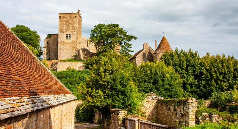 Visita al villaggio medievale di Brancion