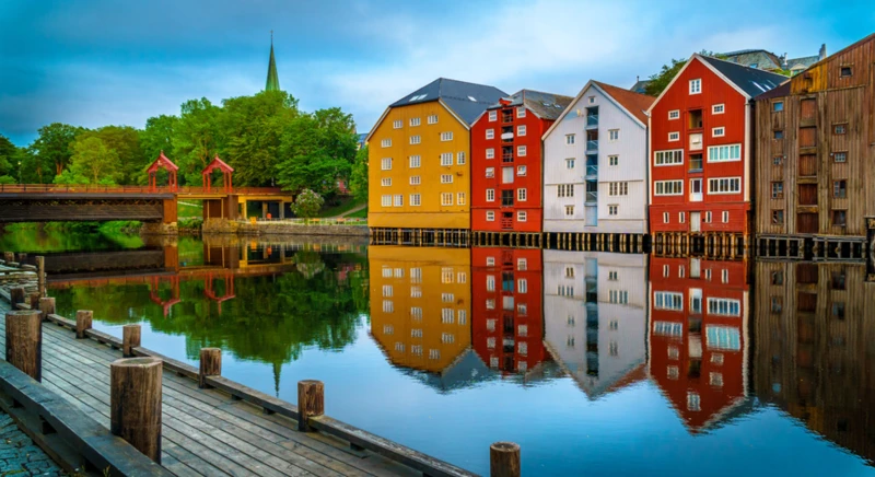 Bateau à travers le cœur et l'histoire de Trondheim