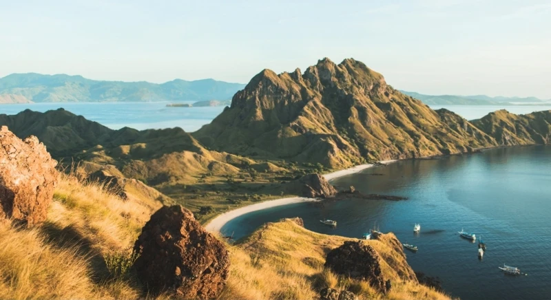 Randonnée jusqu’à la colline de savane sur l’île de Padar
