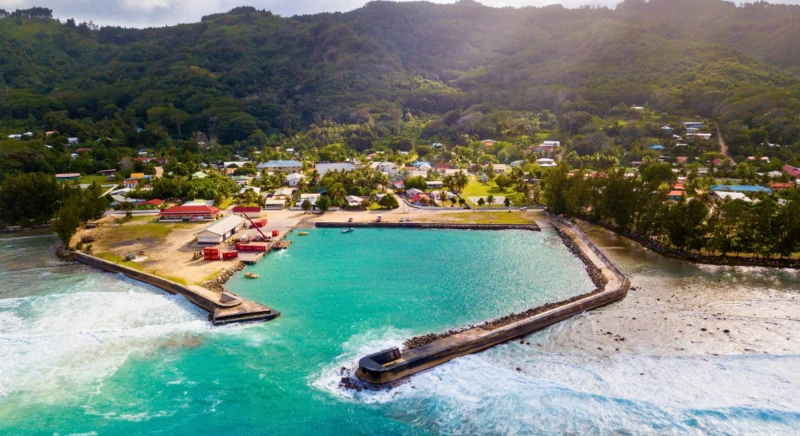 Guided tour of Rurutu Island by bus or truck
