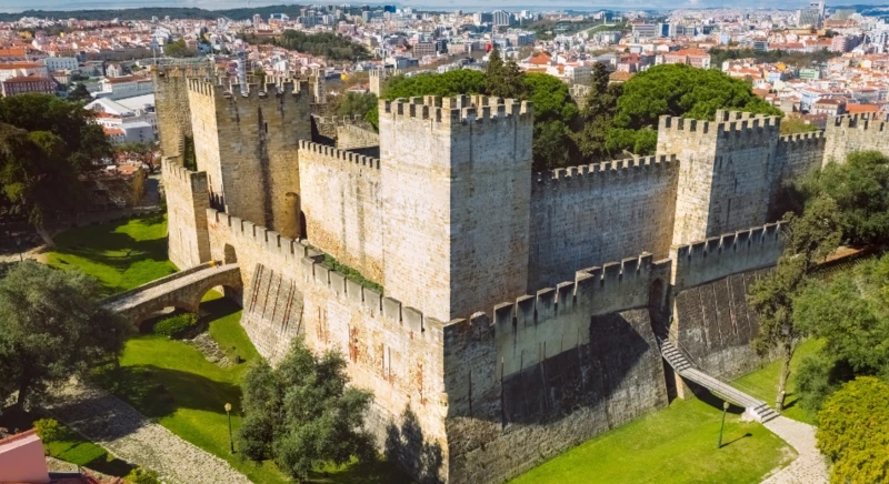 Visite du château Saint-Georges et dîner avec spectacle de fado