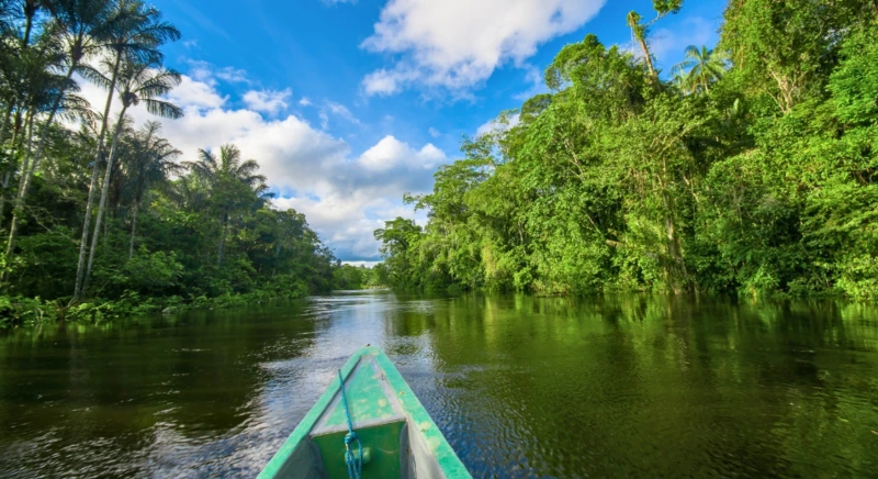 kayak le long de la rivière Indillama
