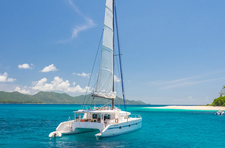 Circuit en catamaran aux Seychelles : plongée et promenades sur des plages fantastiques et sauvages