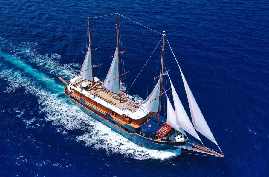 Cyclades authentiques : croisière exclusive en mer Égée entre charme et sérénité des îles grecques