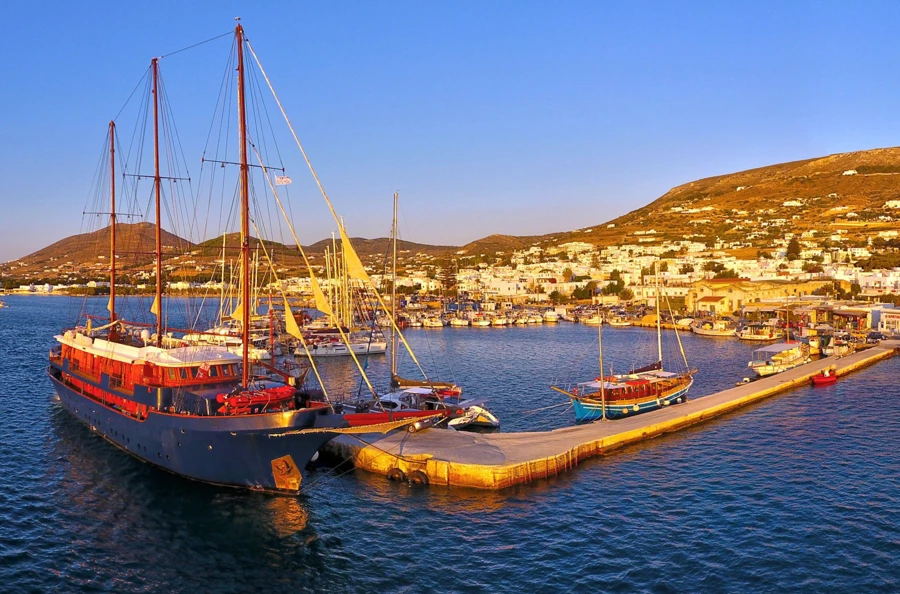 Cyclades authentiques : croisière exclusive en mer Égée entre charme et sérénité des îles grecques