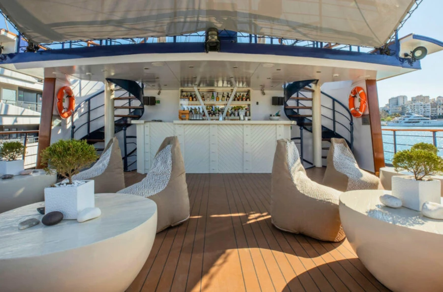 Cyclades authentiques : croisière exclusive en mer Égée entre charme et sérénité des îles grecques