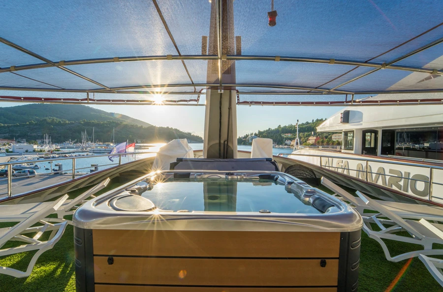 Navigation sous le soleil croate entre Dubrovnik et Split