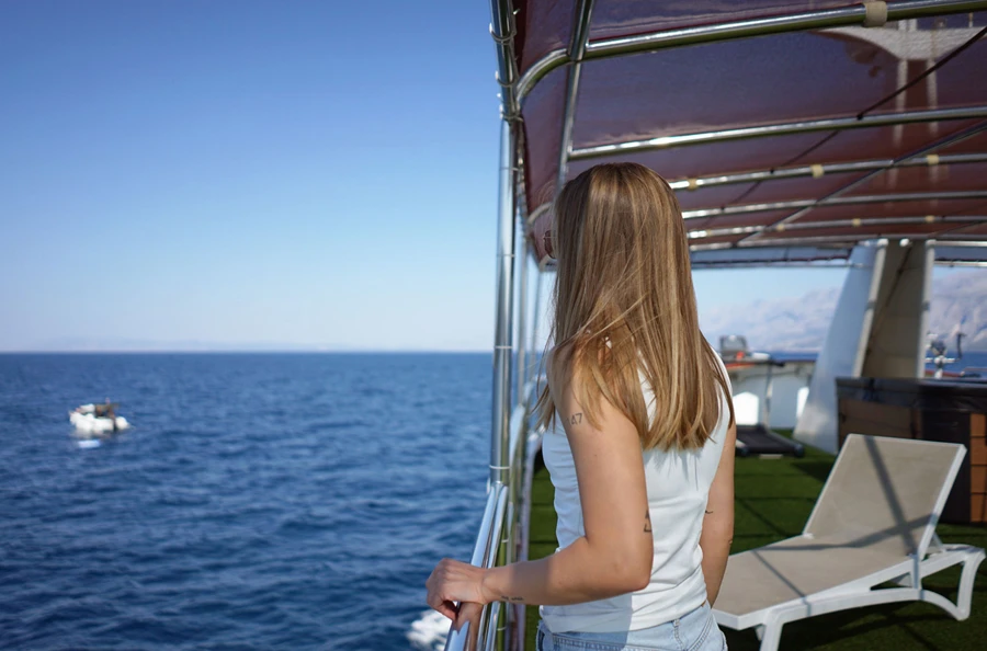 Navigation sous le soleil croate entre Dubrovnik et Split
