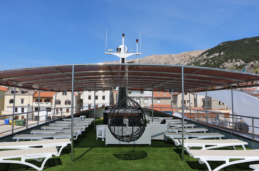 Navigation sous le soleil croate entre Dubrovnik et Split