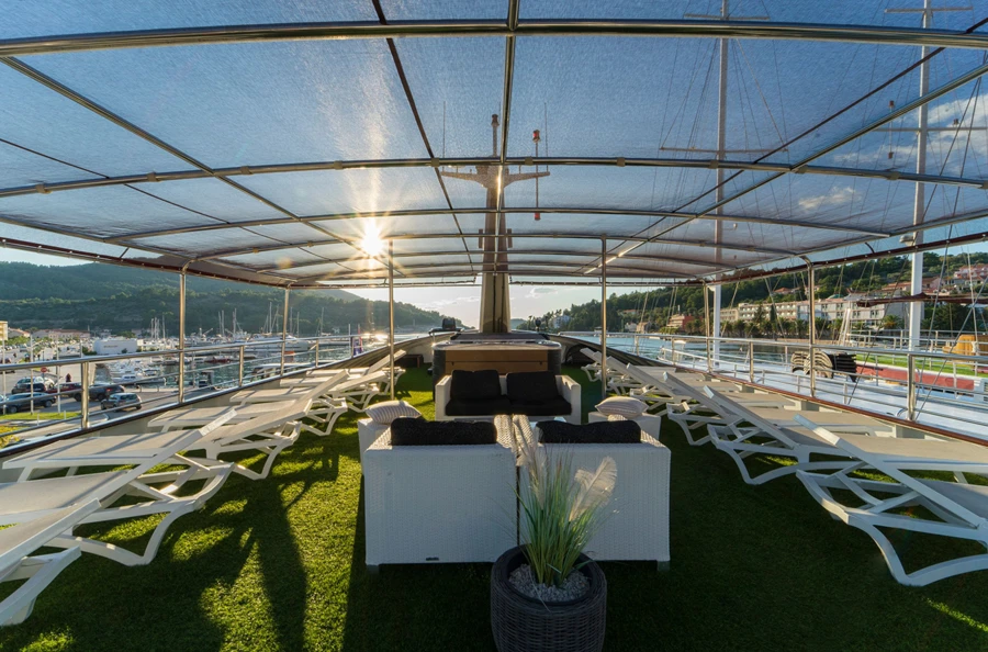 Navigation sous le soleil croate entre Dubrovnik et Split