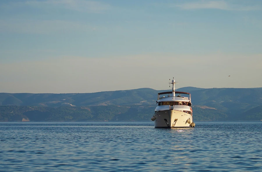 Navigation sous le soleil croate entre Dubrovnik et Split