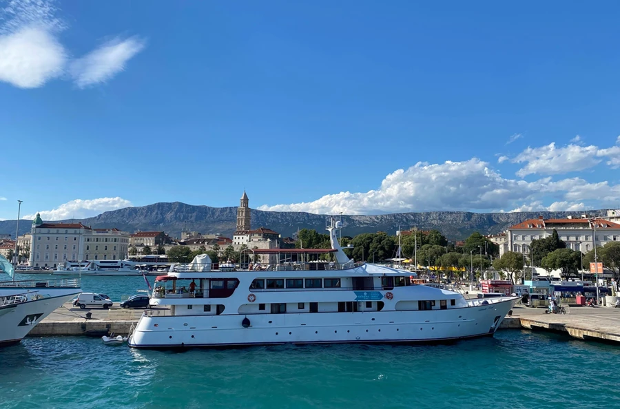 Navigation sous le soleil croate entre Dubrovnik et Split