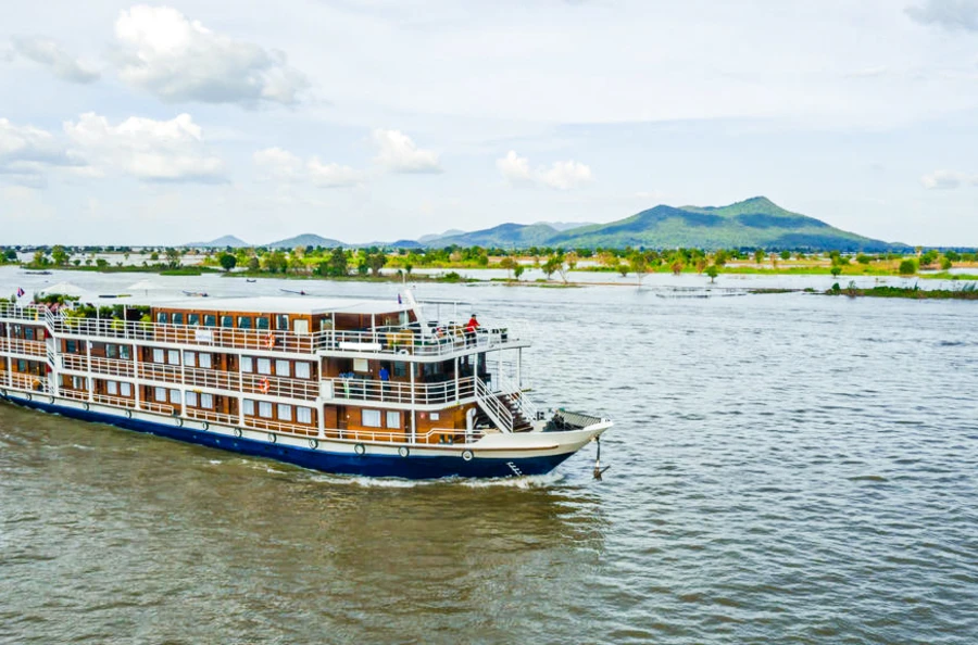 Del delta del Mekong a los templos de Angkor, con escala en Hanói y en la bahía de Halong.