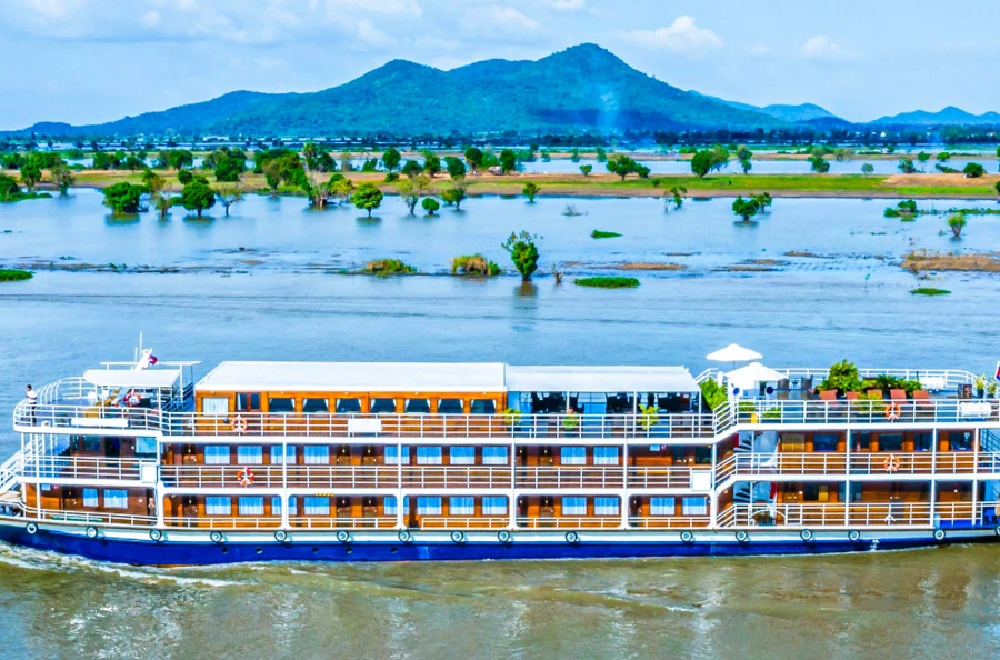 Del delta del Mekong a los templos de Angkor, con escala en Hanói y en la bahía de Halong.