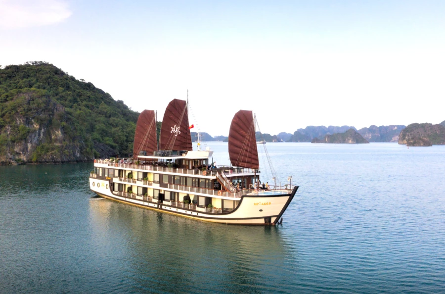 Croisière exclusive sur la baie d’Halong : entre détente, exploration et panoramas