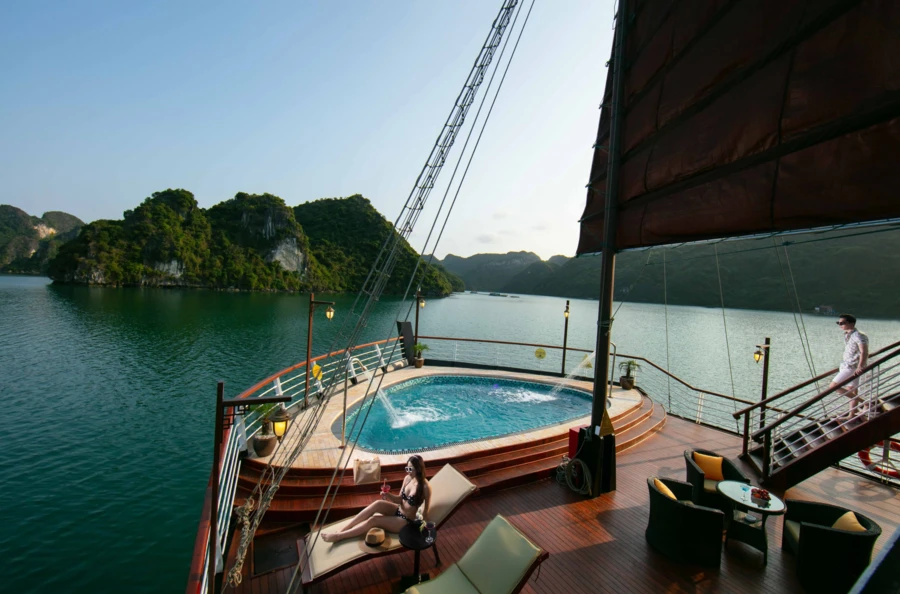 Croisière exclusive sur la baie d’Halong : entre détente, exploration et panoramas
