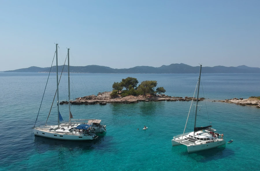 Croisière magique entre baies paradisiaques, mer cristalline, tortues et dauphins