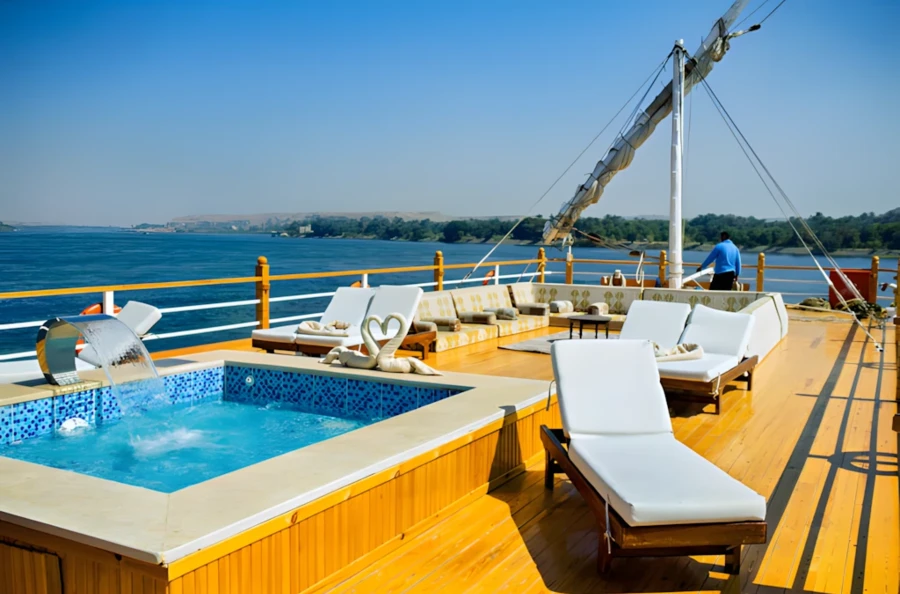 Escapade sur le Nil : navigation féérique entre Louxor et Assouan et escale au Caire