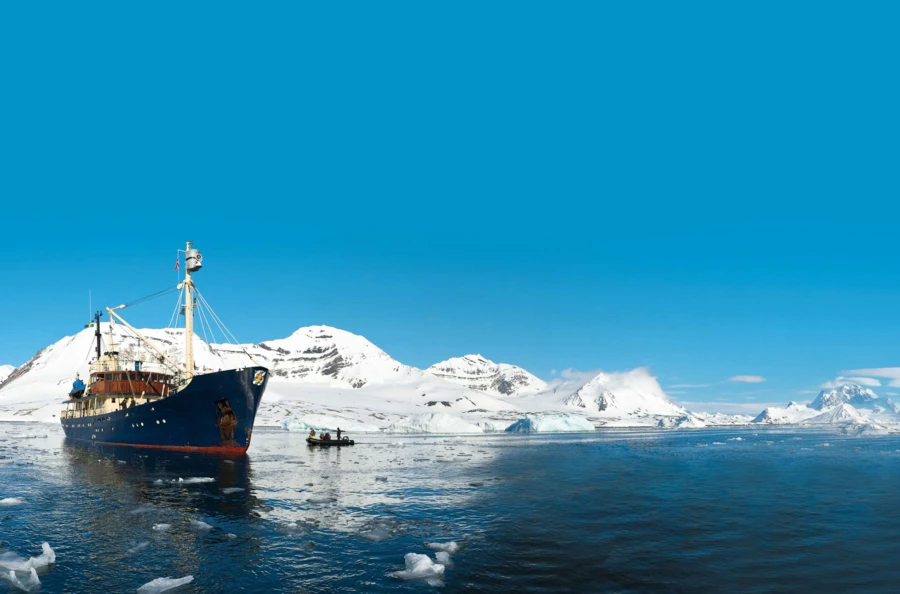Expédition immersive à travers les fjords de l'Alta : paysages magnifiques et aurores boréales majestueuses