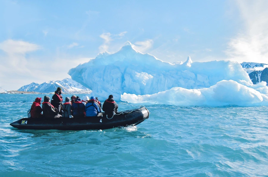 Expédition immersive à travers les fjords de l'Alta : paysages magnifiques et aurores boréales majestueuses