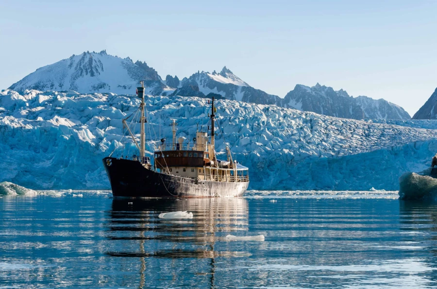 Expédition immersive à travers les fjords de l'Alta : paysages magnifiques et aurores boréales majestueuses