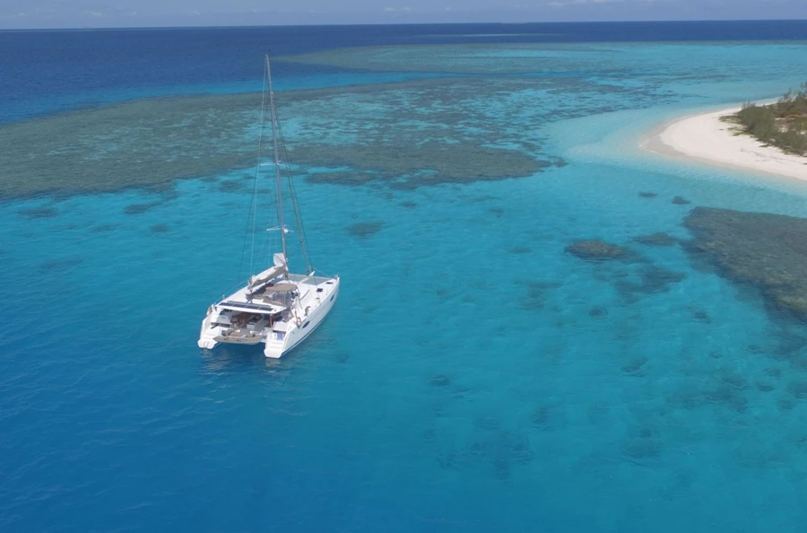 Cap sur la Nouvelle-Calédonie en catamaran, découverte des lieux incontournables de l'île et de ses mets savoureux
