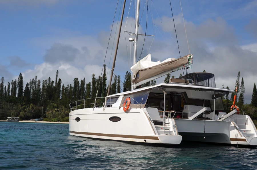 Cap sur la Nouvelle-Calédonie en catamaran, découverte des lieux incontournables de l'île et de ses mets savoureux
