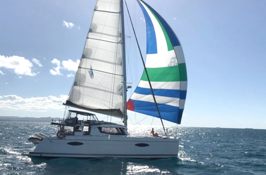 Cap sur la Nouvelle-Calédonie en catamaran, découverte des lieux incontournables de l'île et de ses mets savoureux
