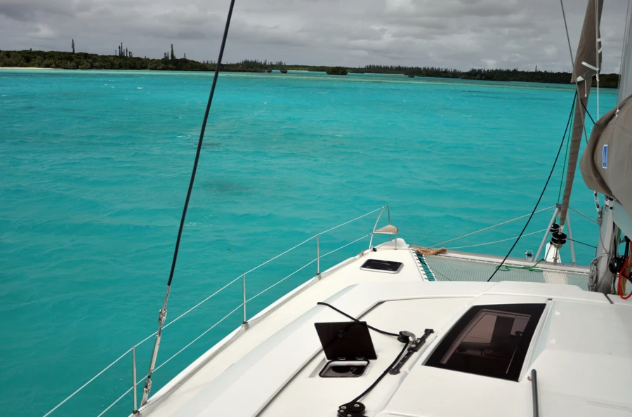 Cap sur la Nouvelle-Calédonie en catamaran, découverte des lieux incontournables de l'île et de ses mets savoureux