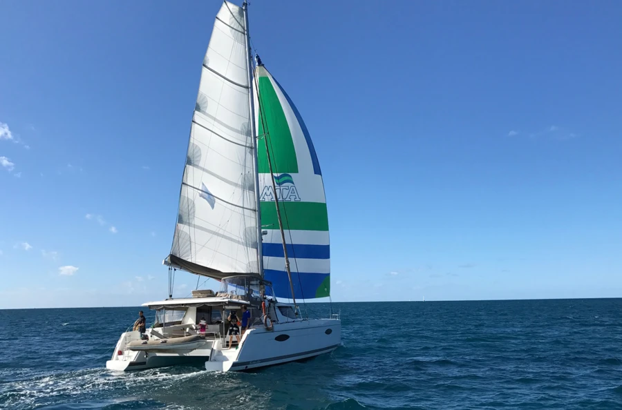 Cap sur la Nouvelle-Calédonie en catamaran, découverte des lieux incontournables de l'île et de ses mets savoureux