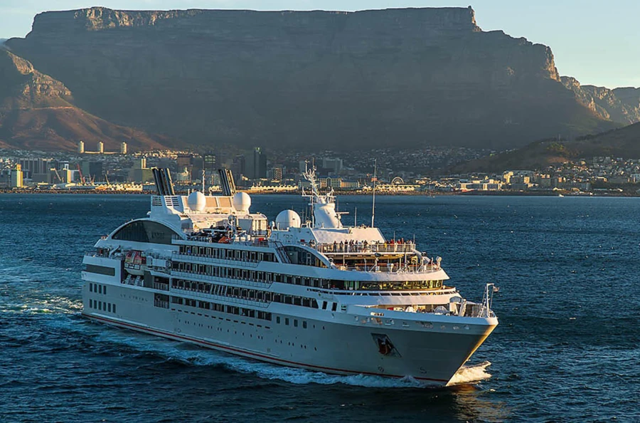 14 jours de croisière entre le Spitzberg et les terres inuits du Groenland, à la poursuite de la 16e éclipse totale du XXIe siècle